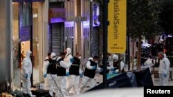 Policija na mjestu eksplozije u prometnoj pješačkoj ulici Istiklal, 13. novembra 2022.