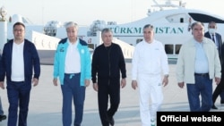 Борбор Азия мамлекеттеринин башчыларынын Аваздагы жолугушуусу (солдон оңго карай): Садыр Жапаров, Касым-Жомарт Токаев, Шавкат Мирзиёев, Гурбангулы Бердимухамедов (Түркмөнстандын мурдагы президенти) жана Эмомали Рахмон. Аваз. Түркмөнстан. 2021-жылдын 6-августу