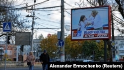 Bilbord u ukrajinskom gradu Hersonu pod ruskom okupacijom na kome piše: "Izbor je napravljen. Herson - Rusija", 31. oktobar 2022. Ruski ministar odbrane Sergej Šojgu rekao je 9. novembra da je naložio povlačenje iz Hersona.
