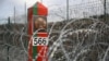 «Я ў роспачы». Пагаварылі з тымі, хто думае вярнуцца ў Беларусь пасьля сканчэньня тэрміну даўніны «за пратэсты»