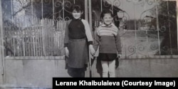 Леране (слева) с сестрой перед домом в селе Джанкойского района в Крыму