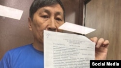 Марат Жыланбаев в суде Астаны на процессе, где ему вменяли «участие в деятельности экстремистской организации», «финансирование экстремистской организации». Обвинения он отверг