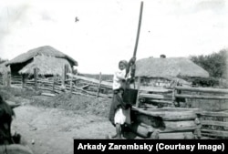 Жителька села Покровка біля криниці. Владивостоцький округ, 1929 рік