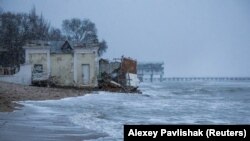 Вид на поврежденное здание на пляже, пострадавшем от сильного шторма в Евпатории, иллюстративное фото