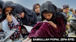 تصویر آرشیف: تعدادی از دختران خرد سال افغانستان که با امکانات اندک علاقمند درس و تحصیل اند. 