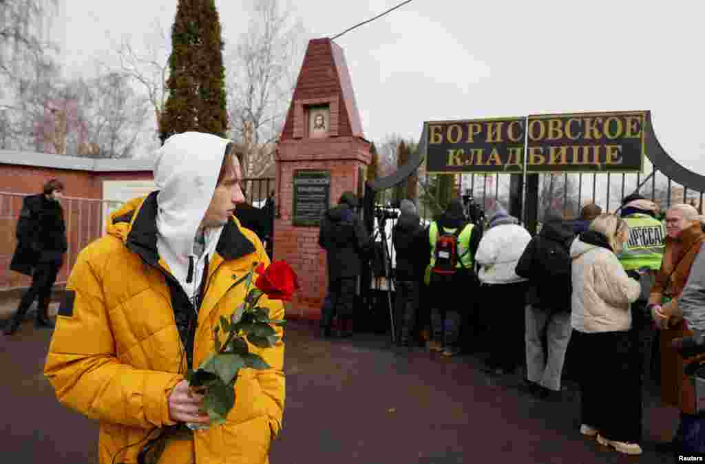 Вдова оппозиционера Юлия Навальная опубликовала прощальное слово, в котором поблагодарила Алексея Навального за &laquo;26 лет абсолютного счастья&raquo;. &laquo;Леша, спасибо тебе за 26 лет абсолютного счастья. Да, даже за три последних года счастья. За любовь, за то, что всегда поддерживал, за то, что смешил даже из тюрьмы, за то, что ты обо мне всегда думал. Я не знаю, как жить без тебя, но я постараюсь так, чтобы ты там, наверху, радовался за меня и гордился мной. Я не знаю, справлюсь или нет, но я буду стараться&raquo;, &ndash; написала она.