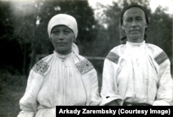 Дружина власника заїжджого двору між селами Покровка і Новомихайлівка, Владивостоцький округ, 1929 рік