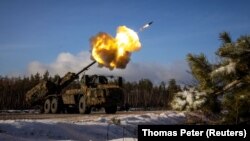 Військові 45-ї окремої артилерійської бригади ЗСУ ведуть вогонь із шведської самохідної гаубиці Archer по позиціях армії РФ на Донеччині, 16 грудня 2023 року