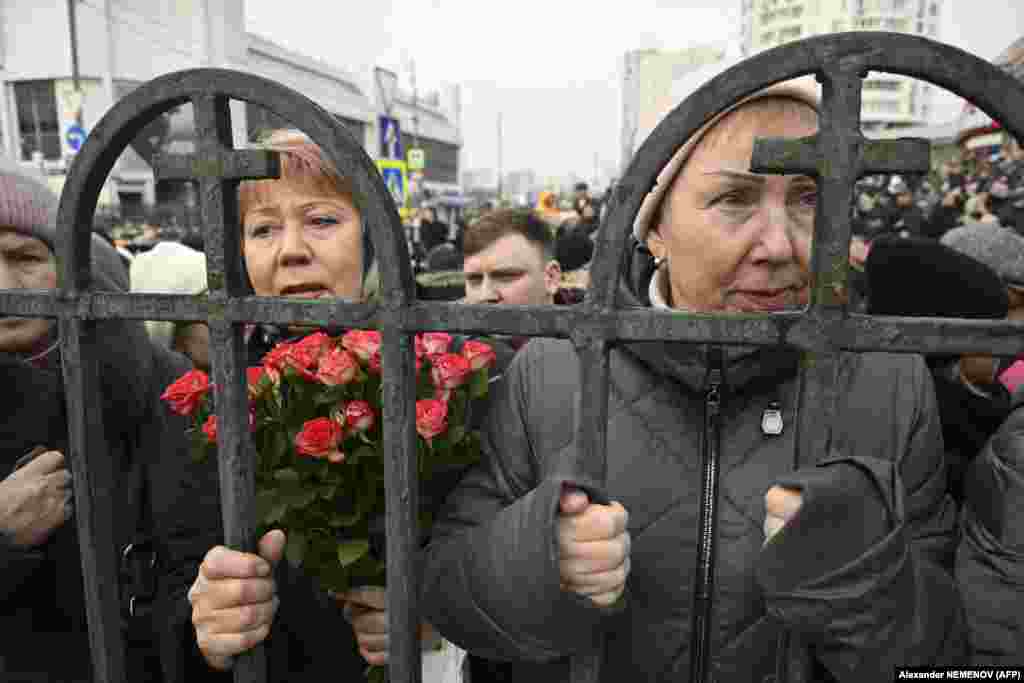 Очередь из желающих проститься с Алексеем Навальным растянулась на два километра.&nbsp;На пути от метро &laquo;Марьино&raquo; до храма и кладбища, по которому направлялась процессия людей, пришедших проститься с Навальным, силовики установили коридор из металлических ограждений. Ограждения также стояли вдоль тротуаров на Братеевском мосту, на обоих берегах Москвы-реки работали силовики, которые проверяли документы и личные вещи прохожих.