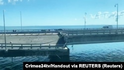 Пошкоджена ділянка дороги на Керченському мосту після удару по ньому. Скриншот із відео, 17 липня 2023 року