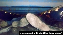 Krijumčarenje migranata u kamionskom bunkeru, fotografija Carine Srbije 