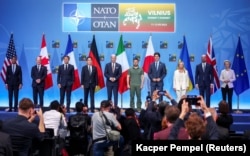 Лідери G7, президент України Володимир Зеленський, президент Європейської ради Шарль Мішель і голова Єврокомісії Урсула фон дер Ляєн позують для фото в рамках заходу, на якому оголосили Спільну декларацію про підтримку України, під час саміту НАТО у Вільнюсі, 12 липня 2023 року