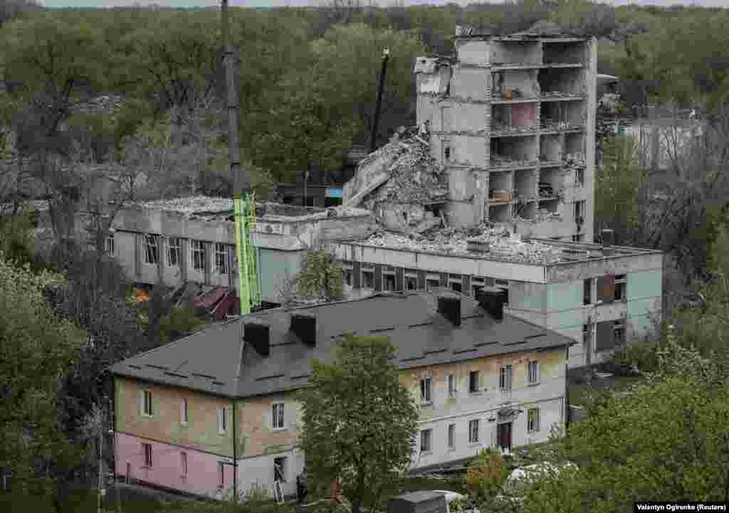 Масштаби руйнувань внаслідок російської атаки на Чернігів. Після російського ракетного удару по Чернігову міністр закордонних справ Дмитро Кулеба заявив, що закликатиме партнерів України надати додаткові засоби протиповітряної оборони. &laquo;Ці невинні люди не були б вбиті чи поранені, якби Україна мала достатні можливості протиповітряної оборони. Три дні тому на Близькому Сході ми побачили, як виглядає надійний захист людських життів від ракет&raquo;, &ndash; написав він у соцмережі Х