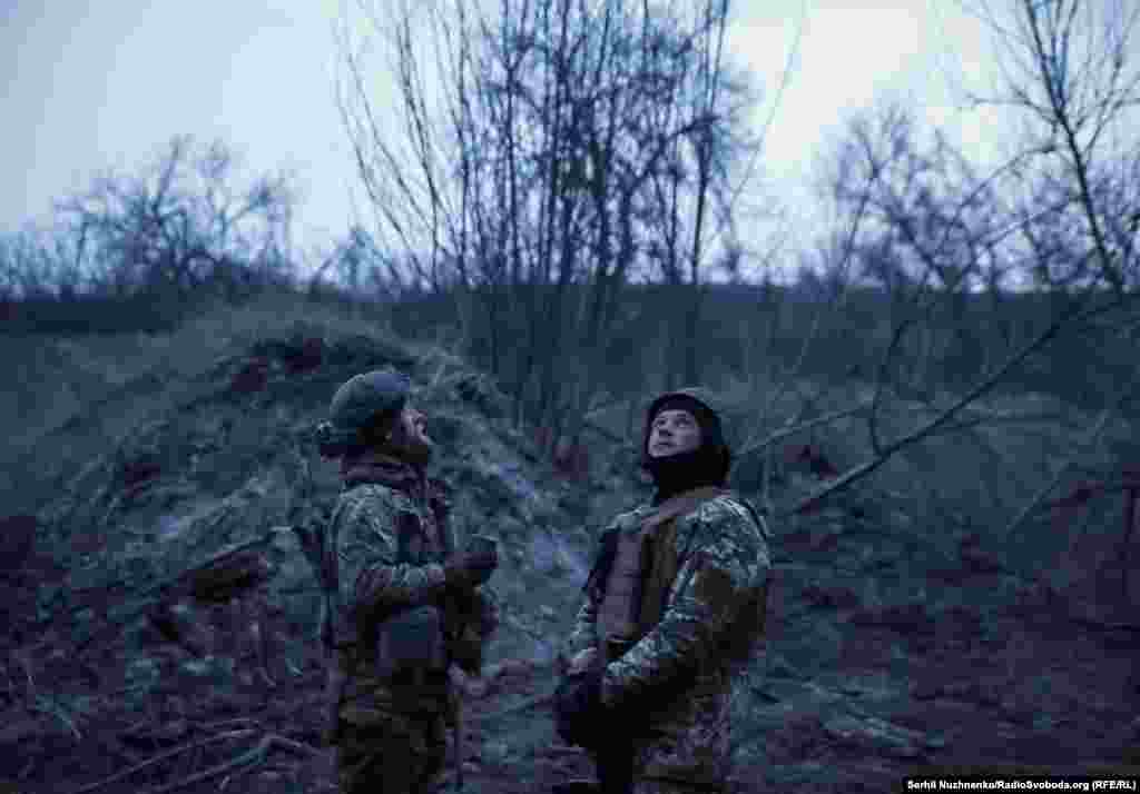 Украінскія вайскоўцы назіраюць за небам у пошуках варожых бесьпілётнікаў на пазыцыі непадалёк ад Бахмута, 6 сакавіка 2024&nbsp; &nbsp; 