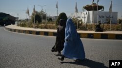 مارتین گریفیتس گفته است که طالبان یکی پی دیگری با انتشار اعلامیه‌هایی بر زنان در افغانستان محدودیت وضع می‌کنند.