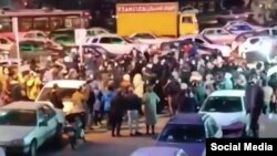 عکسی از یک ویدئوی تجمع شامگاه پنجشنبه ۲۷ بهمن در منطقه آریاشهر تهران که در شبکه‌های اجتماعی منتشر شده است