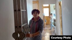 Стојана Семенова со синот, среде реновирање на домот во Харкив