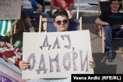 Dvadesetogodišnji student Fakulteta organizacionih nauka u Beogradu Đorđe Stojanović na akciji “Ljetovanje ispred Narodne skupštine”.