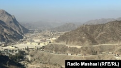 گزارش میافزاید که دو پوستۀ پاکستانی در نتیجه تیراندازی از جانب افغانستان منهدم گردید.