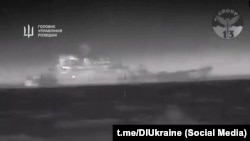 Ударні морські дрони Magura V5 знищили великий десантний корабель ЧФ «Цезар Куніков» неподалік Алупки, повідомив ГУР МО. За даними ГУР, БДК отримав критичні пробоїни по лівому борту і затонув. Скріншот з відео ГУР, 14 лютого 2024 року