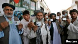 تعدادی از مهاجرین افغان در پاکستان که کارت های اقامت ان کشور را نیز دارند اما با خطر اخراج مواجه هستند. 
