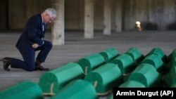Ambasador SAD-a u BiH Michael Murphy u Potočarima, Srebrenica, juli 2023. 