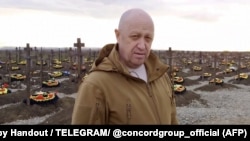 Евгений Пригожин на кладбище погибших бойцов ЧВК Вагнера в поселке Горячий Ключ на юге России Краснодарского края. Скриншот из видео, которое вышло 6 апреля 2023 г.