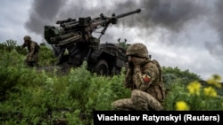 Українські артилеристи ведуть вогонь з реактивної системи залпового вогню «Вампір» по позиціях російських військ, травень 2023 року