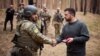Зеленський оглянув фортифікаційні споруди і відвідав військових на Сумщині
