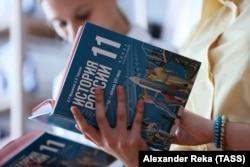 Підручник для старшокласників з історії, одним з авторів якого є Мединський