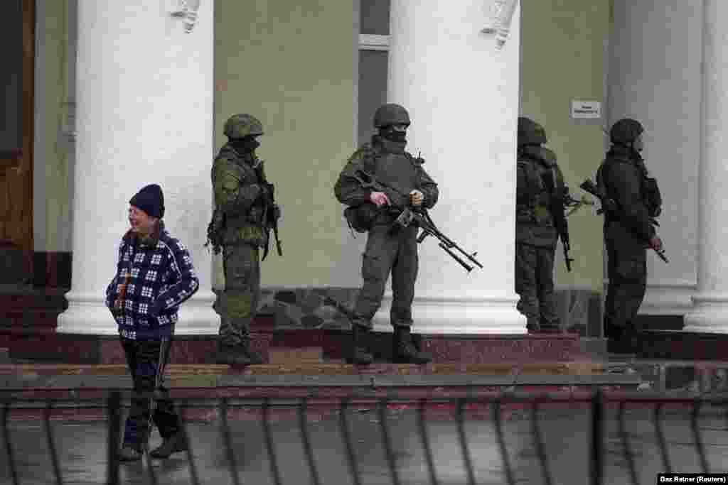 Російські військові без розпізнавальних знаків біля аеропорту Сімферополя, 28 лютого 2014 року. Військові Росії без розпізнавальних знаків з&#39;явилися по всьому Криму і стали відомі як &laquo;зелені чоловічки&raquo;. Кремль спочатку стверджував, що це були місцеві групи &laquo;самооборони&raquo;, але пізніше визнав, що це були професійні російські військові