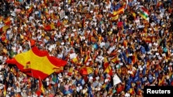 Ljudi nose špansku zastavu na protestima zbog moguće amnestije katalonskim separatističlim liderima, Madrid, Španija, 24. septembar 2023.