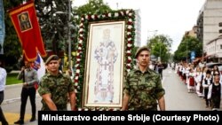 Pripadnici Vosjke Srbije na ispraćaju kovčega sa posmtrnim ostacima vladike Nikolaja Velimirovića u Valjevu, 24. maj 2023. godine