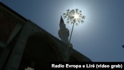 Minarja e një xhamie në një fshat në Kosovë - Fotografi ilustruese nga arkivi.