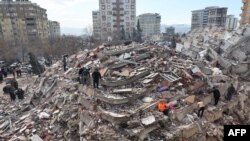 Түркиядагы жер титирөөнүн кесепеттери. Иллюстрациялык сүрөт.