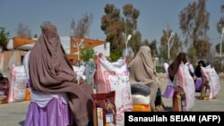 تصویر آرشیف: تعدادی از زنان که از کمک های بشری در افغانستان مستفید شده اند