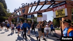 Članovi Sindikata hollywoodskih scenarista protestuju ispred Disney Studiosa u Burbanku, Kalifornija, SAD, 25. jula 2023.