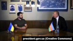 Президент Украины Владимир Зеленский и президент Азербайджана Ильхам Алиев (справа) в день саммита Европейского политического сообщества. Булбоака, Молдова, 1 июня 2023 года