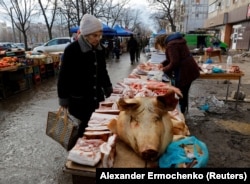 Жителька окупованого Маріуполя на стихійному ринку