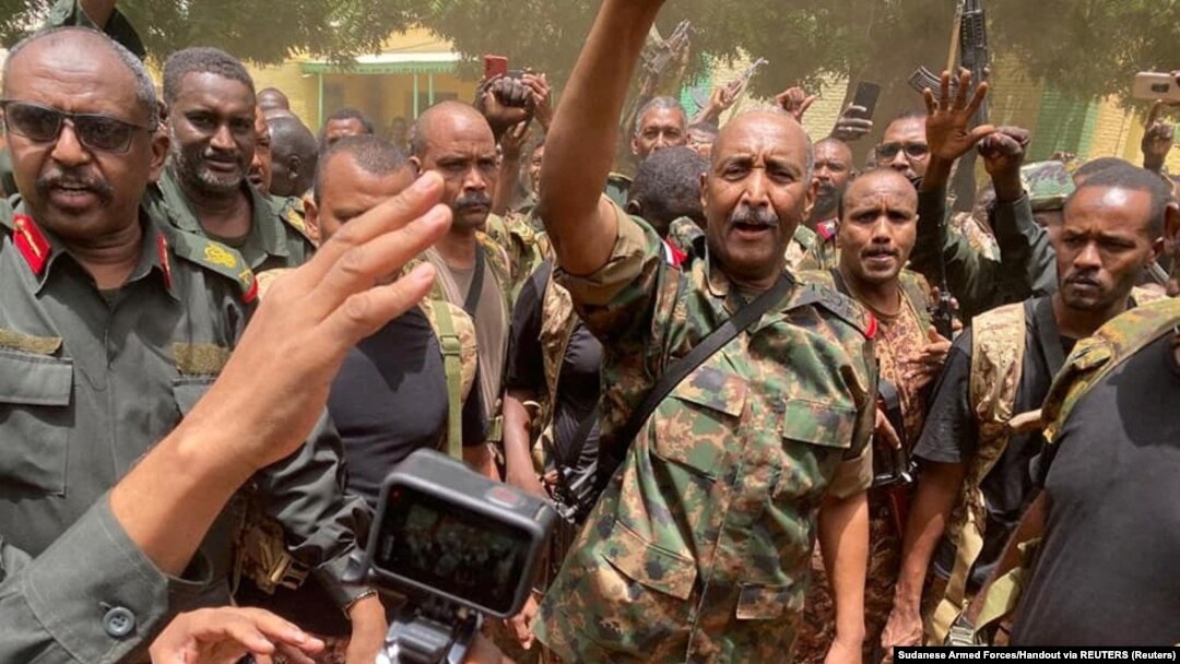 Sudanski general Abdel Fattah al-Burhan stoji među trupama, na nepoznatoj lokaciji, na ovoj slici objavljenoj 30. maja 2023. 