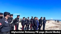 اعضای سفارت افغانستان در ایتالیا در حال دیدار از محلی که کشتی مهاجرین در آن در ماه فبروری امسال غرق شد و طبق گزارش ها ۹۱ تن از پناهجویان افغان نیز جان دادند.