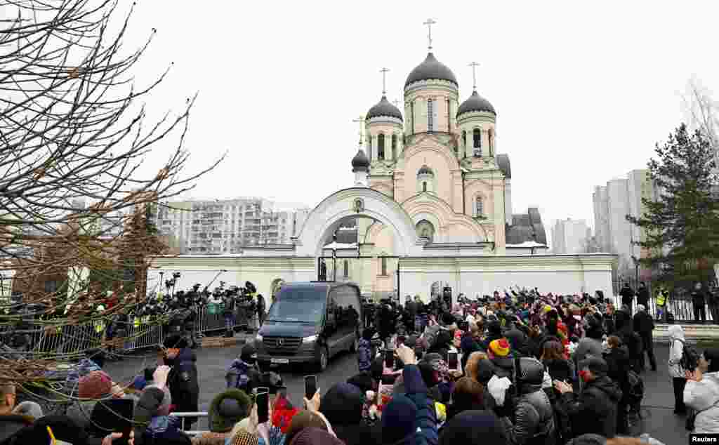 Проститься с Алексеем Навальным пришли тысячи людей, они стояли в очередях на улицах и во дворах на подходах к храму. Пришедшие люди скандировали лозунги: &laquo;Нет войне&raquo;, &laquo;Не забудем&raquo;, &laquo;Не простим&raquo;, &laquo;Ты не боялся, и мы не боимся&raquo;, &laquo;Путин &ndash; убийца&raquo; и &laquo;Россия без Путина&raquo;. Проститься с Алексеем Навальным приехали бывший мэр Екатеринбурга Евгений Ройзман, а также Борис Надеждин и Екатерина Дунцова, пытавшиеся зарегистрироваться в качестве антивоенных кандидатов на выборах президента России. Прибыла в Марьино и посол США в РФ Линн Трейси, а также послы Германии и Франции.