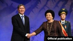 Экс-президенты Кыргызстана Алмазбек Атамбаев и Роза Отунбаева.