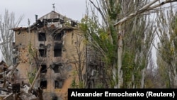 Будинок пошкоджений російськими обстрілами в тимчасово окупованому Маріуполі. Україна, 9 листопада 2022 року