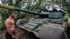 Ukrajinski vojnik pored tenka T-80 koji je zarobljen od ruske vojske. Generalštab ukrajinskih oružanih snaga naveo je 15. avgusta da je Rusija izgubila 1.876 tenkova otkako je počela invaziju na Ukrajinu 24. februara.