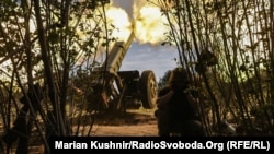 Українські війська завдають вогневого ураження із САУ 2С1 і гаубиці Д30, Донеччина, серпень 2022 року
