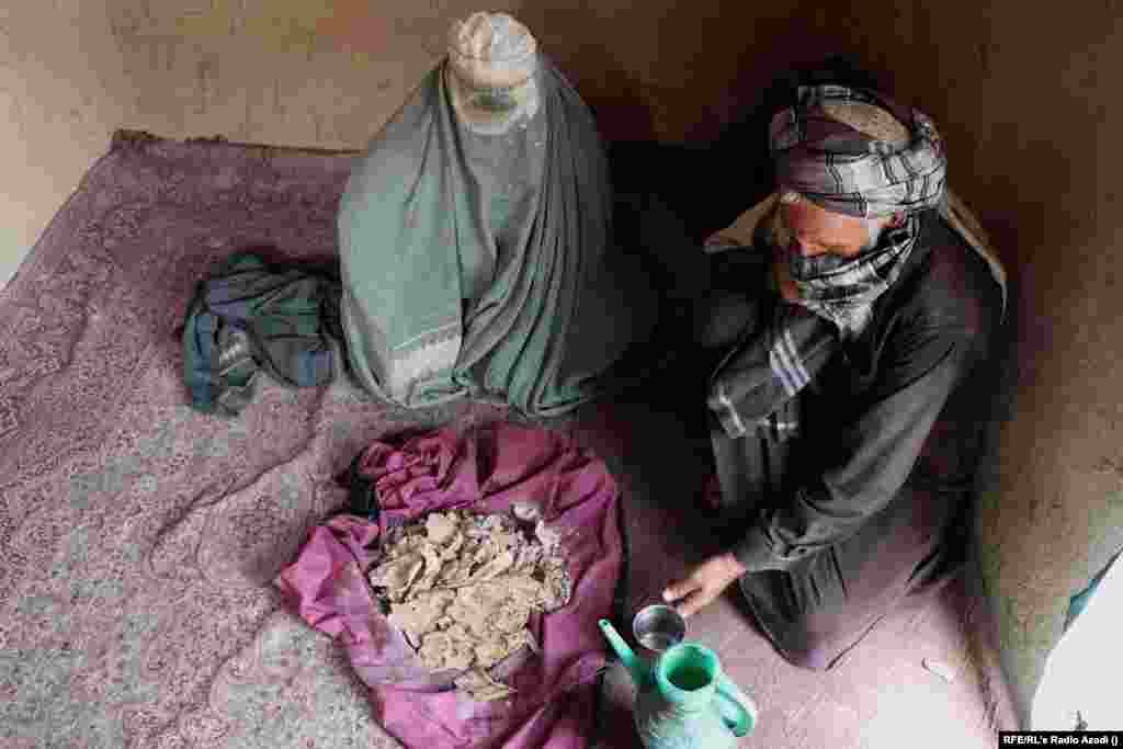 This couple lives in the southern city of Kandahar. They eat scraps of dry bread with water for breakfast. The man is unemployed, and the couple relies on handouts in order to survive.