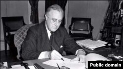 Президент США Франклін Рузвельт підписує закон про ленд-ліз для СРСР. 1941 рік