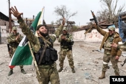 Російські військові з чеченського батальону «Ахмат» в українському Маріуполі, 17 квітня 2022 року