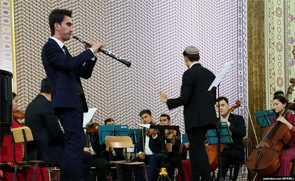 Дидар Йомудов (гобой) с камерным оркестром «Вдохновение» (Ылхам). Ашхабад. 15-16 апреля 2022 г.